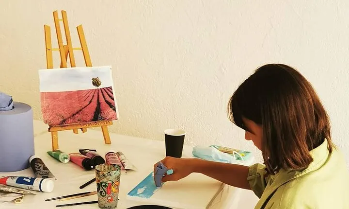 2 hours Painting Class with Local Artist in Private Studio