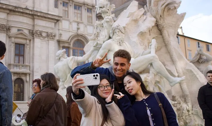 Rome at Night: Small-Group Walking Tour in English or Spanish