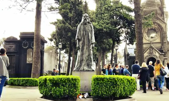 Recoleta Cemetery Tour in English