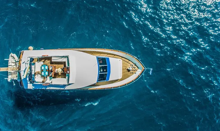 Santorini: Motor Yacht Day Cruise with 5-Course Lunch