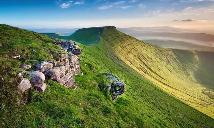 Cardiff: Waterfalls, Mountains & Castles Day Tour
