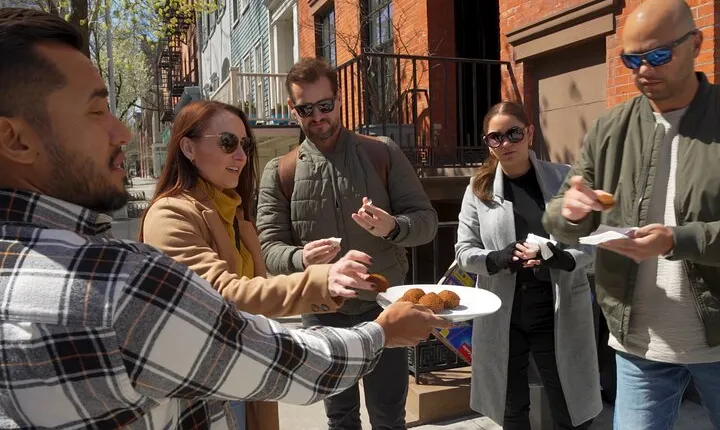 Best of New York Food Tour: 5 dishes plus famous sightseeing!
