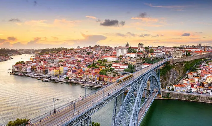 PRIVATE One-Way Trip with Scenic Stops – Lisbon ⇄ Porto