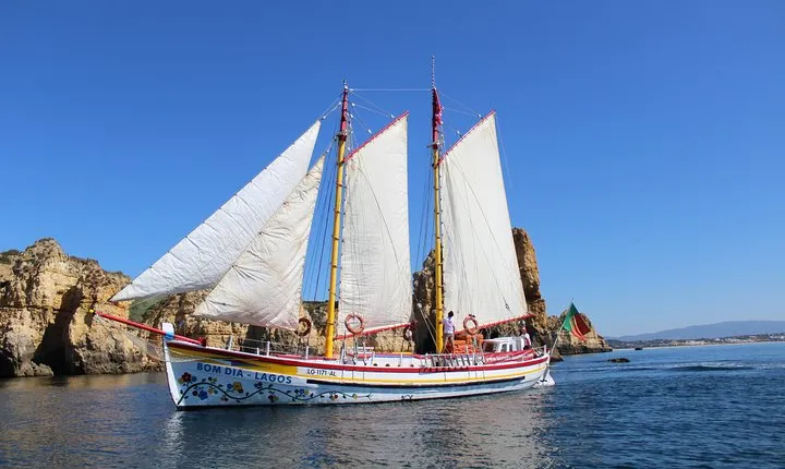 Half-Day Sailing Tour in Baia de Lagos with Lunch