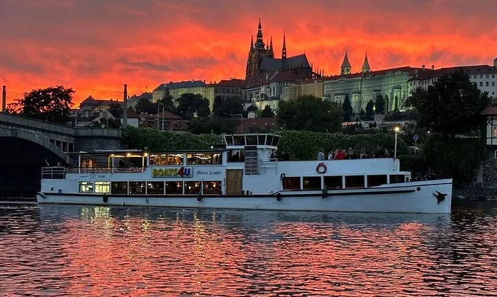 One-hour Cruise with Fragrant Coffee and Traditional Dessert
