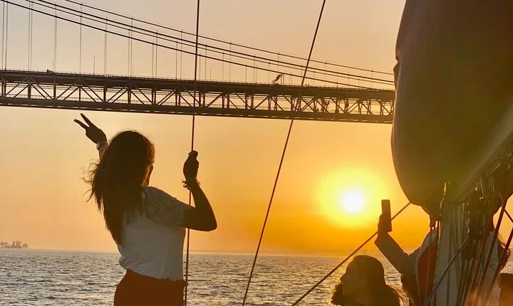 Lisbon Sunset Sailing Cruise with a Drink-2h Small Group Tour 