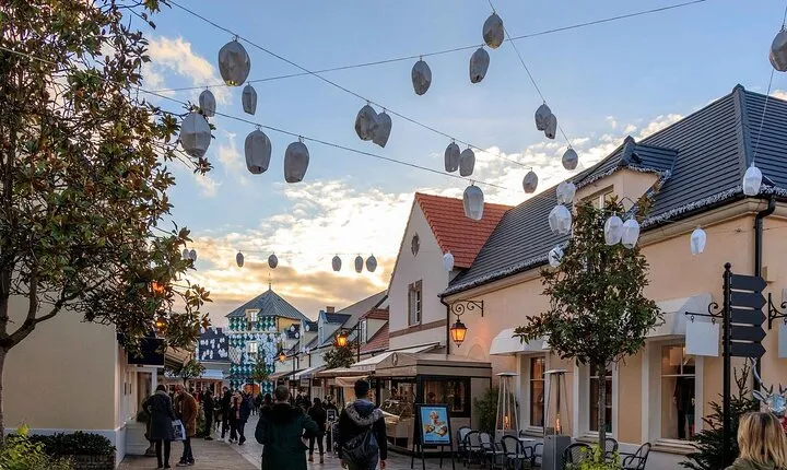  La Vallée Village shopping tour with personal photographer 5 hrs 