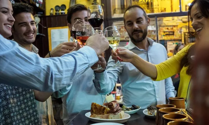 Evening traditional tapas walking tour in old Zaragoza center