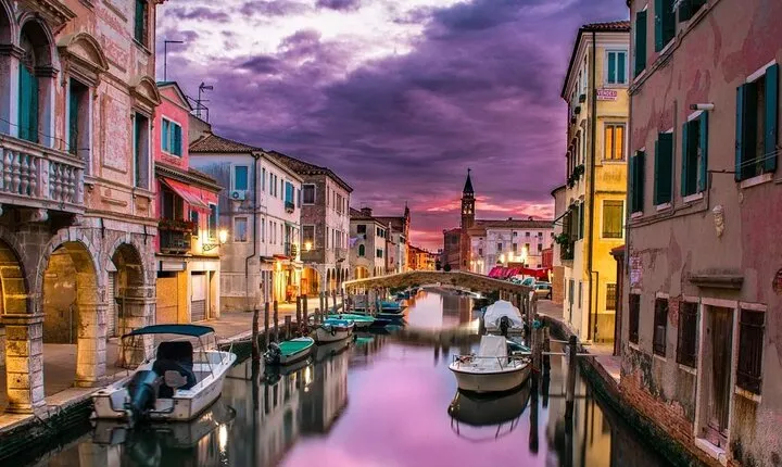 Walking Tour and Enchanting Gondola Journey in Venice