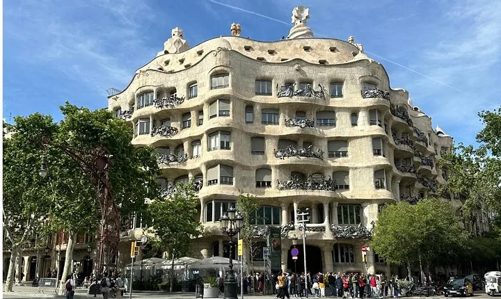 Barcelona City Highlight Walking Tour With Private Local Guide