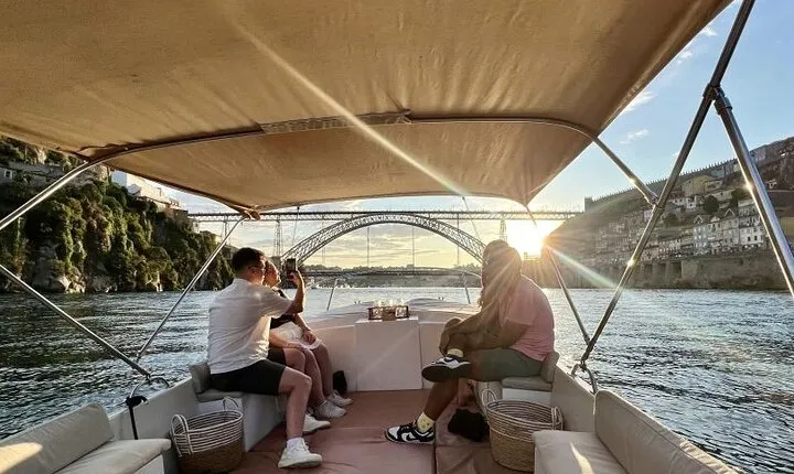 Porto: Douro River Boat Cruise with Port Wine and Snacks