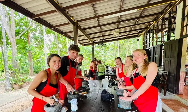 Half Day Chiang Mai Thai Cooking Class with Market & Farm