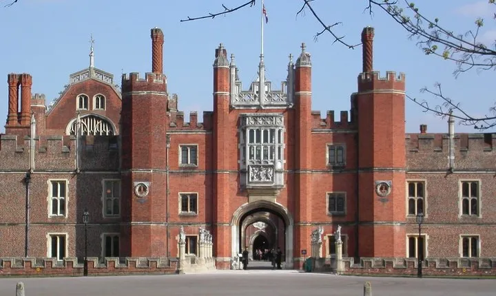 Hampton Court Palace Private Tour - Secrets of Henry VIII