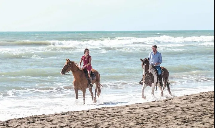 Rome: Horseback Riding on the Beach with aperitif