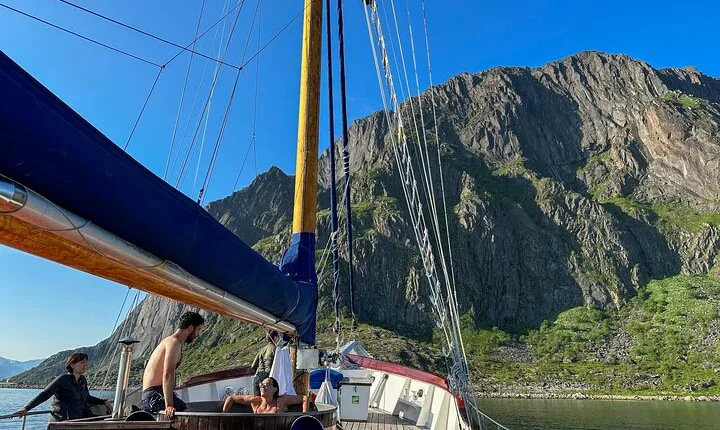 Luxury Lofoten Yacht Tour w Kayak SUP Hot Tub BBQ & Beach Bonfire