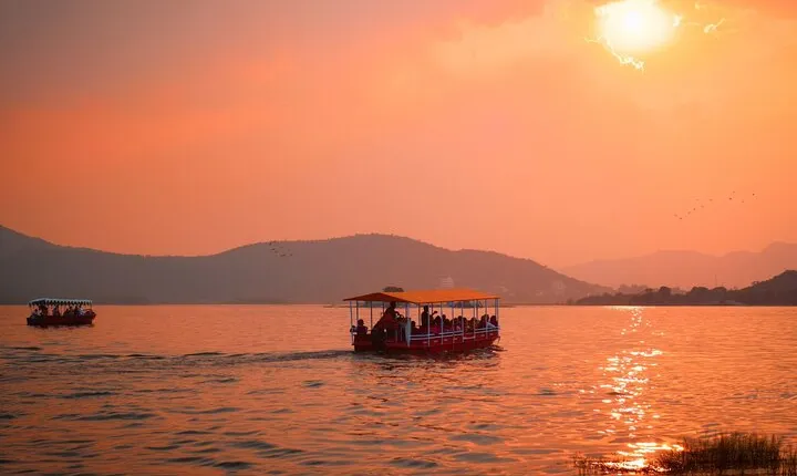 Guided Ghat Walk Experience with Boat Ride in Udaipur with a local