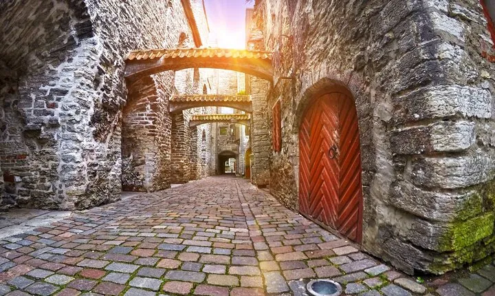 Tallinn Scavenger Hunt & Highlights Self-Guided Walking Tour