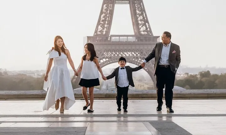 Eiffel Tower Private Photoshoot With a Professional Photographer