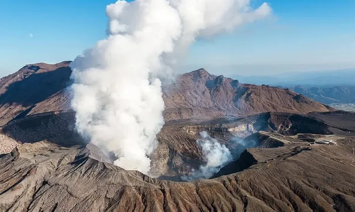 Kumamoto Castle Kusasenri and Aso Crater Tour in Fukuoka/Kumamoto