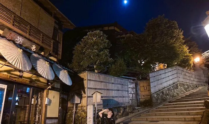 Small Group Walking Tour in Gion at Night with Sake in Hand