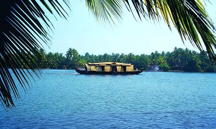 Short look Kerala Tour with Private Houseboat and Transportation