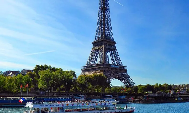 Seine River Sightseeing Guided Cruise by Vedettes du Pont Neuf
