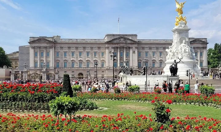 Royal London Walking Tour with Guard Change & Royal Mews