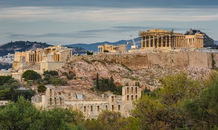 A mini Embark / Disembark Tour In Athens With Transfers from airport / port.