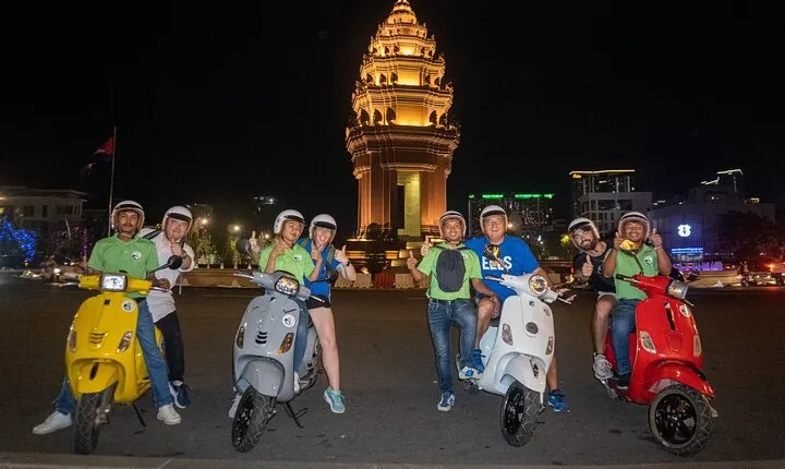 Phnom Penh Vespa City Tour and Sunset Boat with drinks