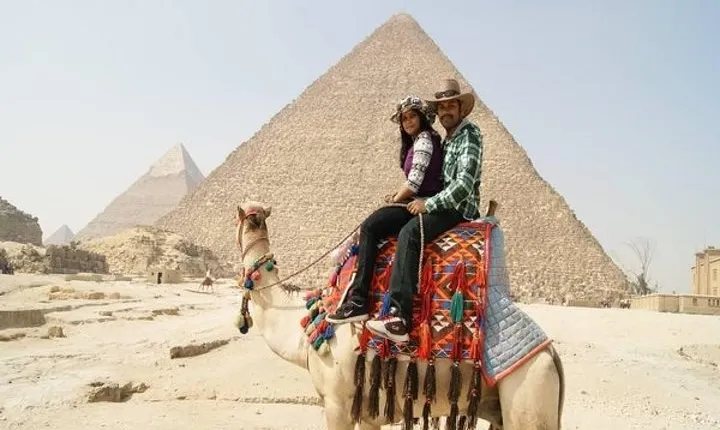 Day Tour to Giza Pyramids by Camel
