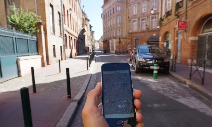 Self-guided track game to discover Toulouse