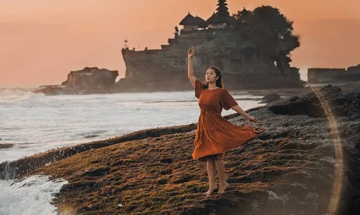 Ulundanu Bratan Temple Waterfall and Tanah Lot Sunset Tour