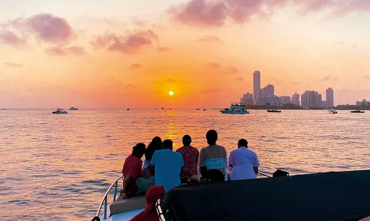 Golden Hours Cartagena : Sunset Boat Ride, Open Bar & Island Party