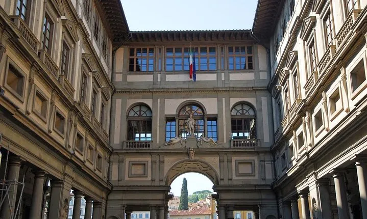 Skip the Line: Florence Uffizi Gallery monolingual Small Group Tour