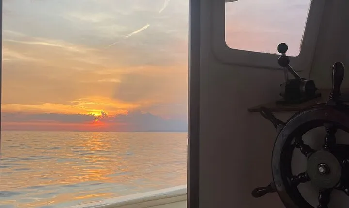 2-Hour Sorrento Coast Sunset Cruise with Dinner Experience