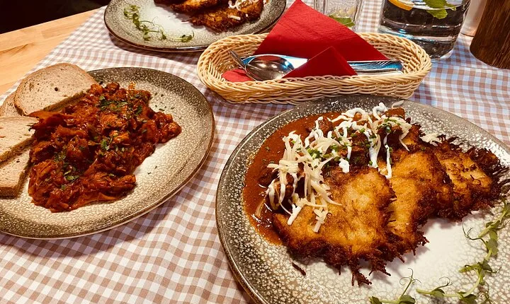 Krakow: 6-Course Full Polish Food & Vodka Dining Experience