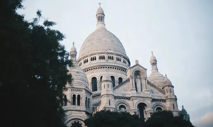 4 hours Paris private Montmartre Walking Tour and Seine River Cruise 