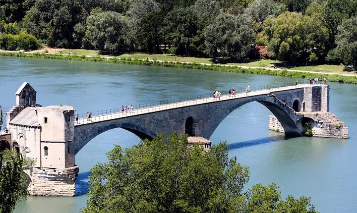 Avignon Palais des Papes, food market & Isle sur la Sorgue