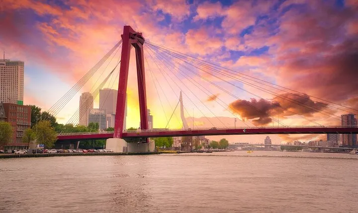 Romantic Rotterdam Walking Tour: Iconic City Highlights