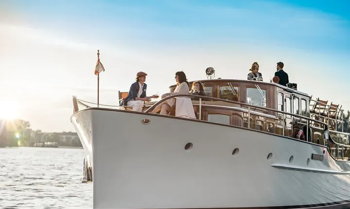 Berlin Boot Sightseeing Tour on Electric Private Yacht