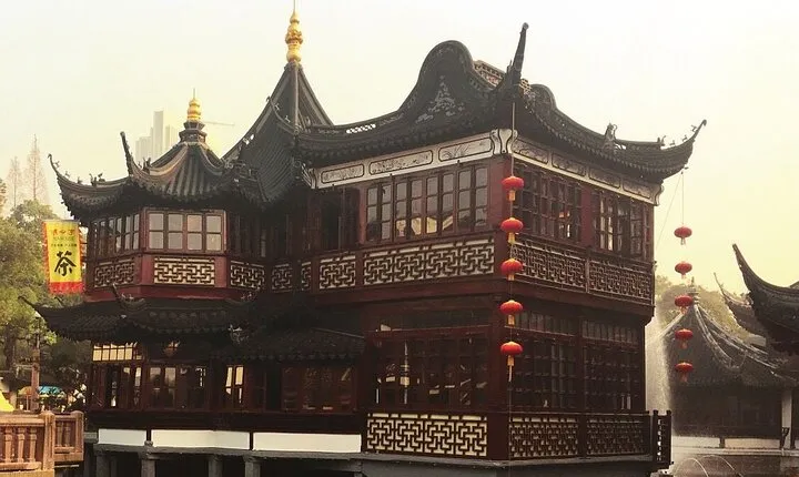 Private Tour: Yuyuan Garden, Chenghuangmiao Temple, Local Market