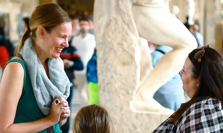 Paris: Louvre Museum Private Tour with Pick up from Hotel