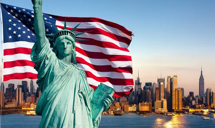 Statue of Liberty and Ellis Island by Ferry with Private Guide