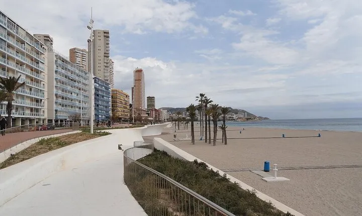 Benidorm Old Town and Beaches Tour and Exploration Game