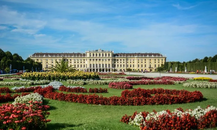 Vienna: Skip the Line Schönbrunn Palace and Gardens Guided Tour 