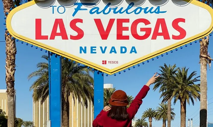 Las Vegas Day Tour – Hoover Dam, Seven Magic, Red Rock & Fremont