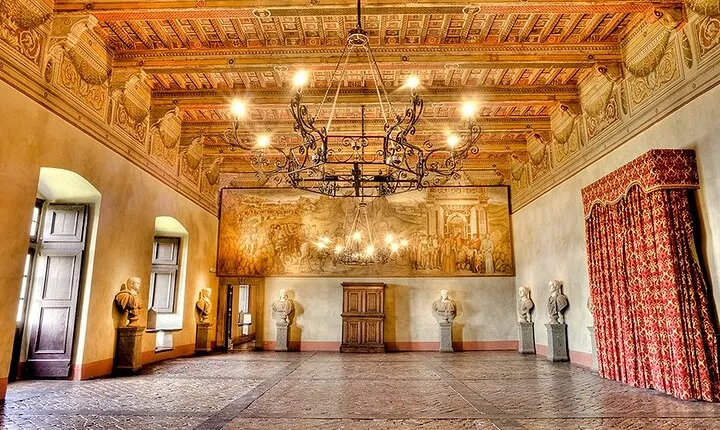 Private Tour : Medival romantic & misteries tour -Odescalchi castle