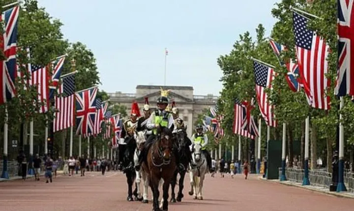 Private London Tours by Experienced Guide in New London Taxi