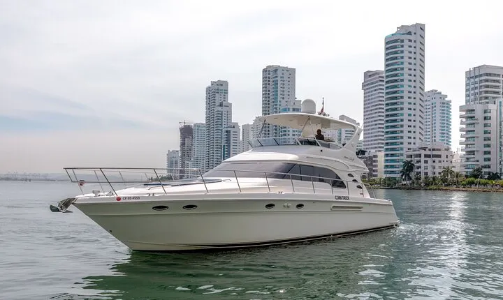 Luxury yacht rental in Cartagena de Indias Sea Ray 56'
