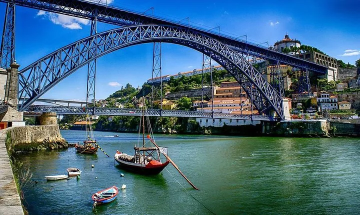 Private 3-hour walking tour of Porto with official tour guide